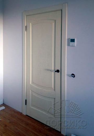 Установка классических межкомнатных дверей из массива дуба. Модель Алина в цвете беленый дуб производства ООО Лидер (Альверо)