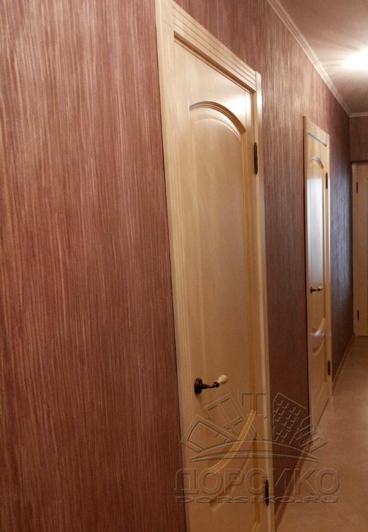 Ремарк - Буковая дверь из массива, бежевая эмаль с карамельной патиной в интерьере современного дома